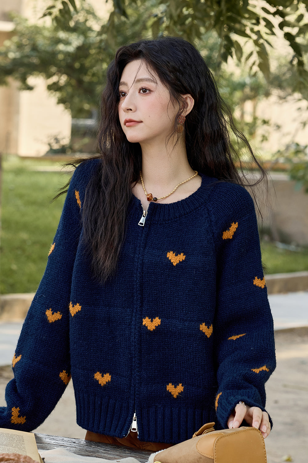 女性のためのニットシャツ