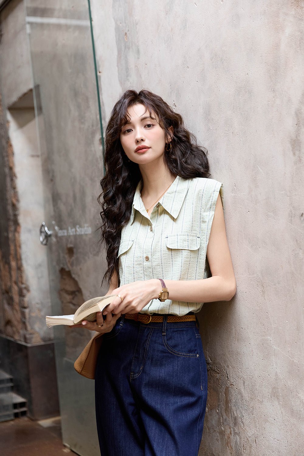 Blus bergaris tanpa lengan untuk wanita