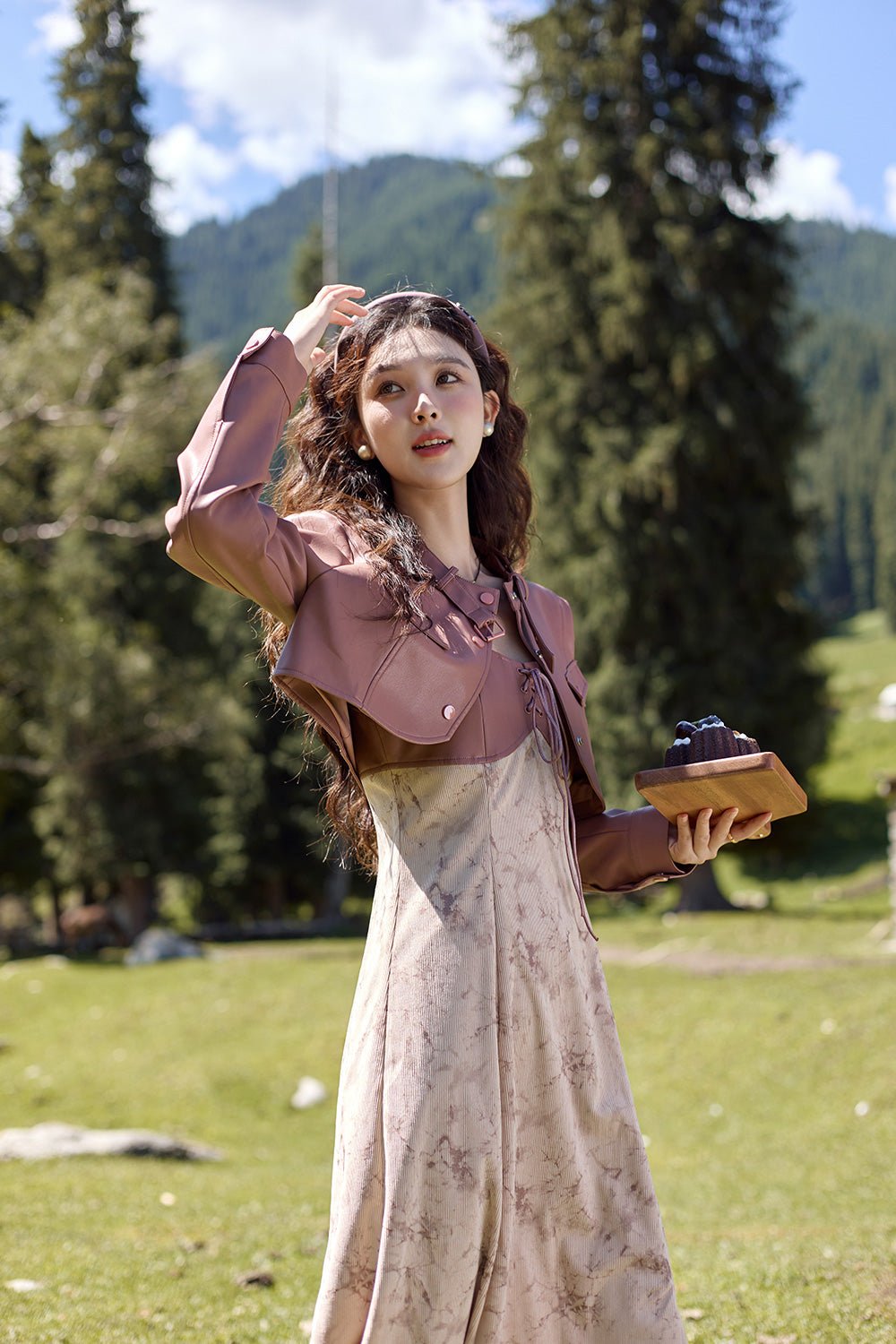 ชุดเดรสสายเดี่ยวและเสื้อโค้ท ขายแยกกัน