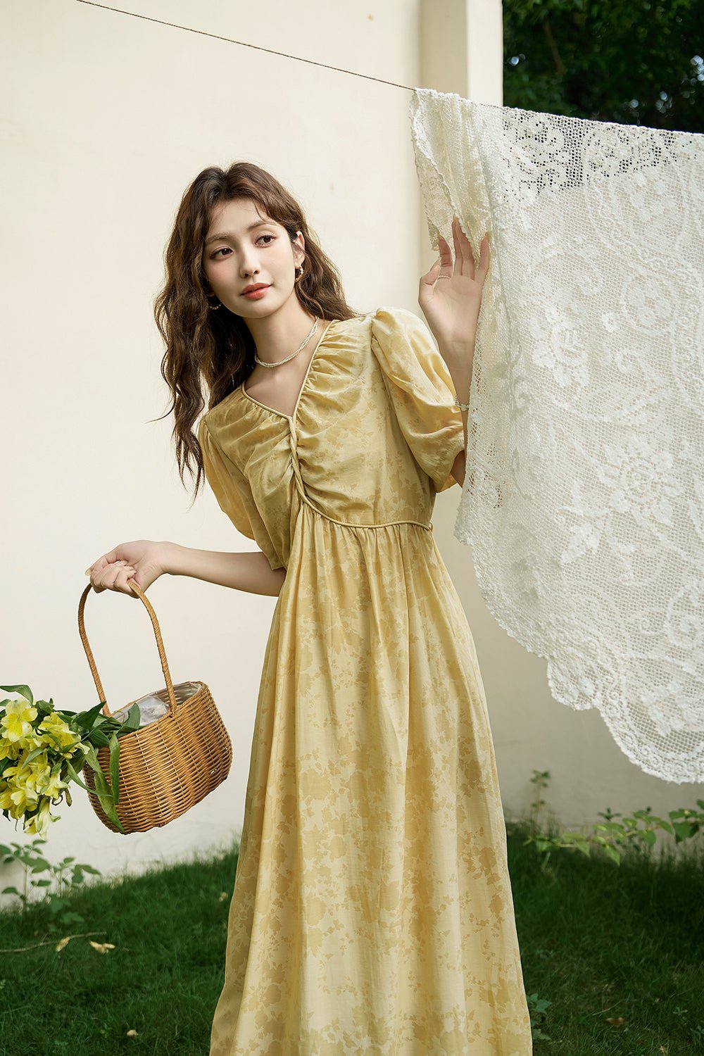 Gaun Maxi Kuning untuk Wanita