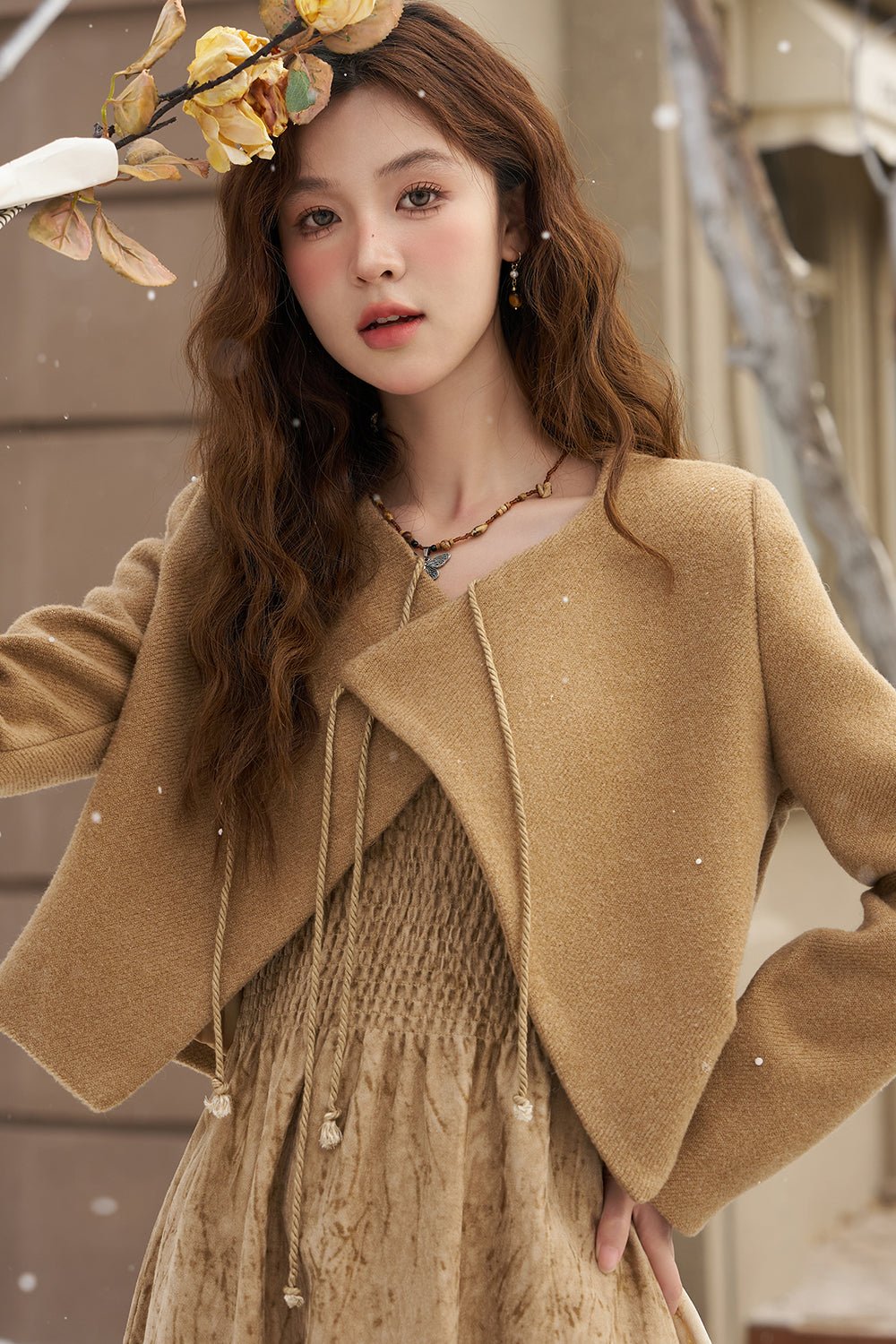 ชุดเดรสสายเดี่ยวและเสื้อโค้ท ขายแยกกัน