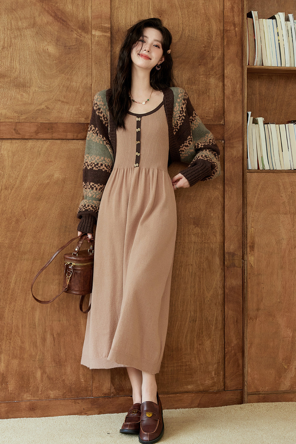 ชุดเดรสสายเดี่ยวและเสื้อโค้ท ขายแยกกัน