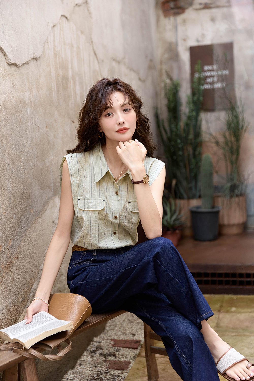 Blus bergaris tanpa lengan untuk wanita