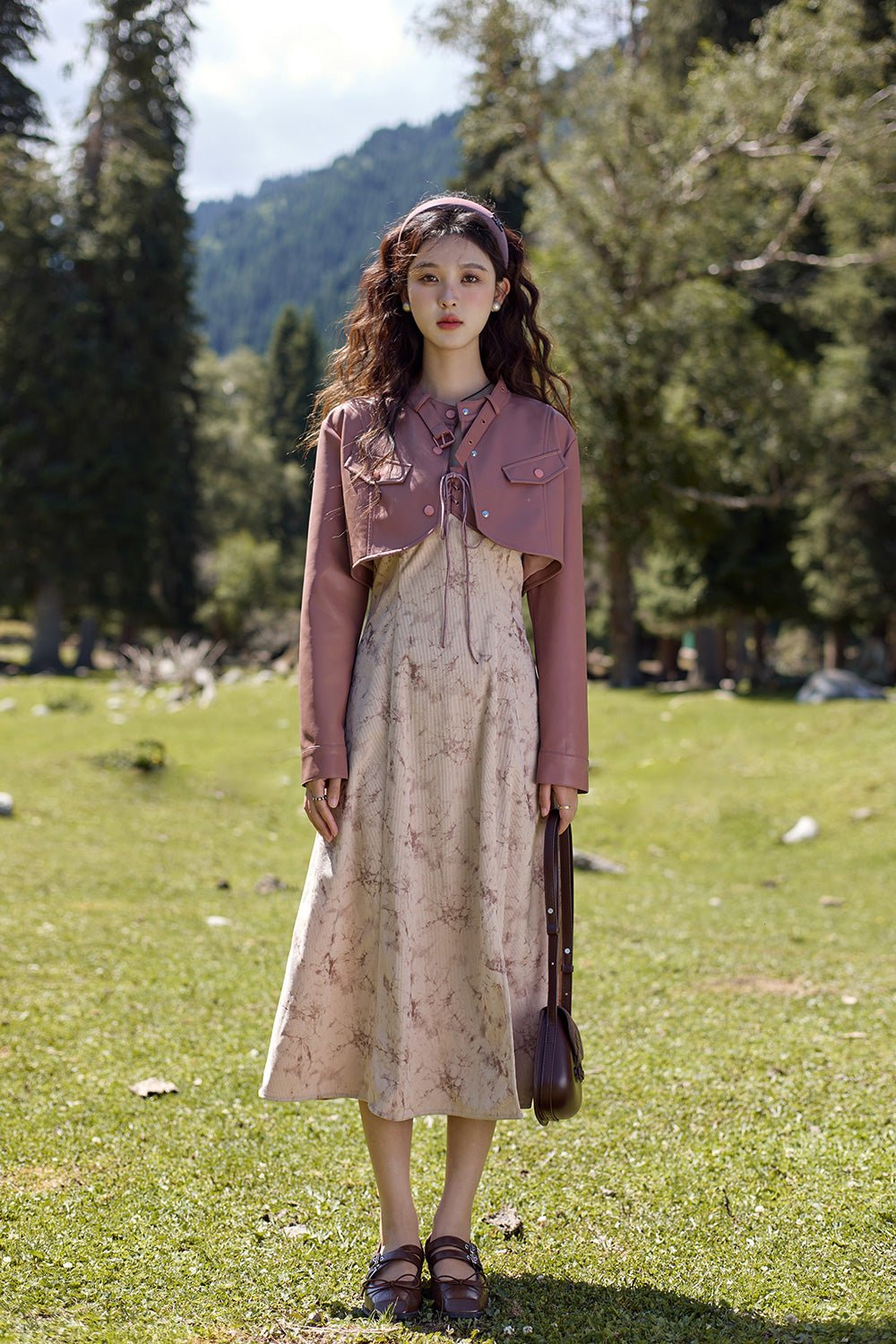 ชุดเดรสสายเดี่ยวและเสื้อโค้ท ขายแยกกัน