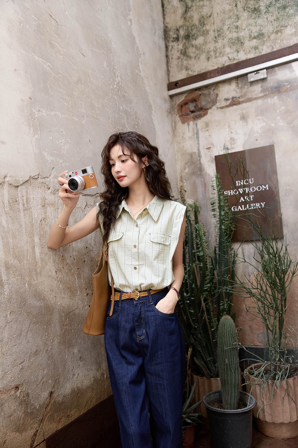 Blus bergaris tanpa lengan untuk wanita