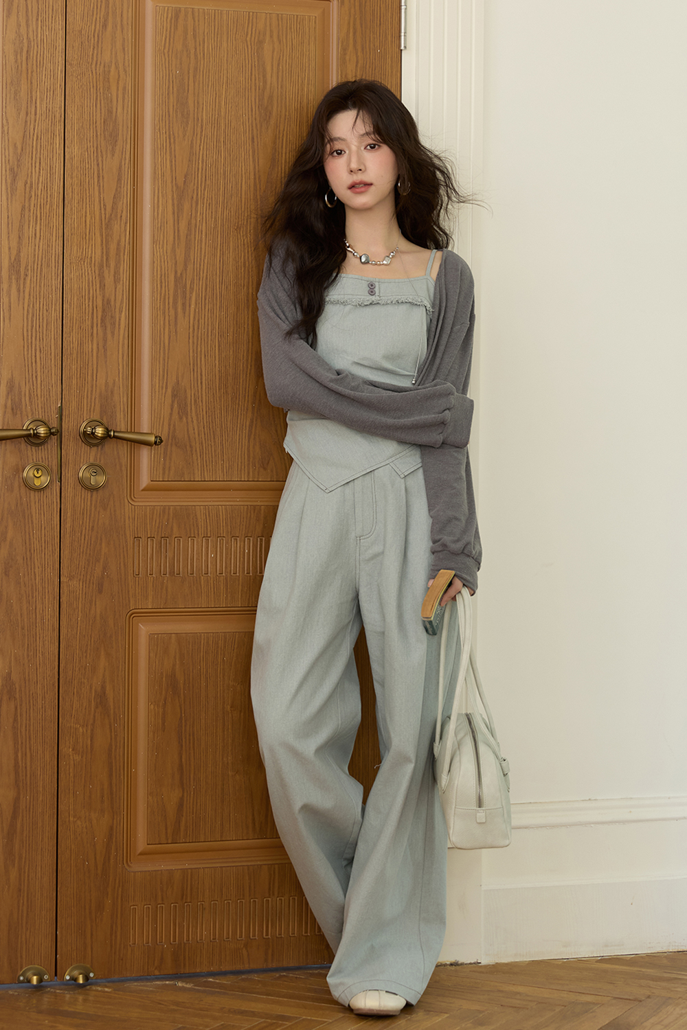 Bộ dây đeo và áo khoác cardigan được bán riêng