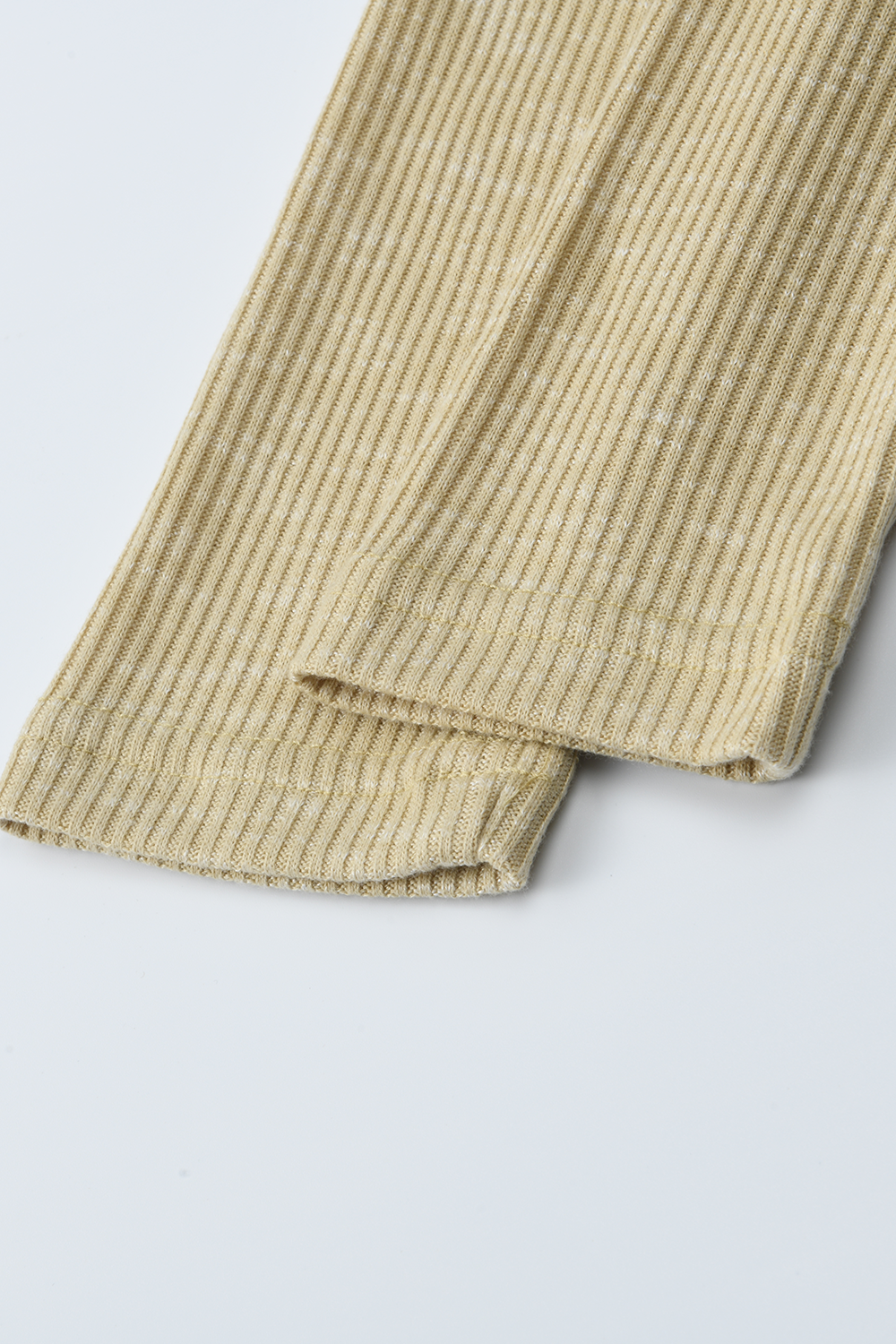 女性のためのニットシャツ