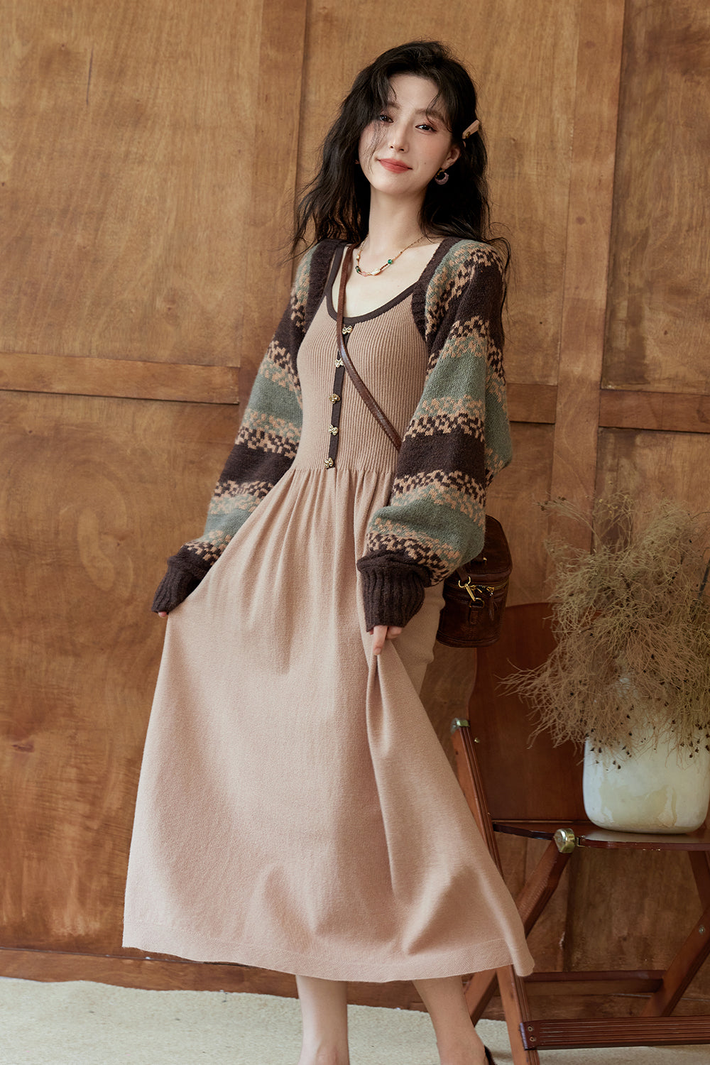 ชุดเดรสสายเดี่ยวและเสื้อโค้ท ขายแยกกัน