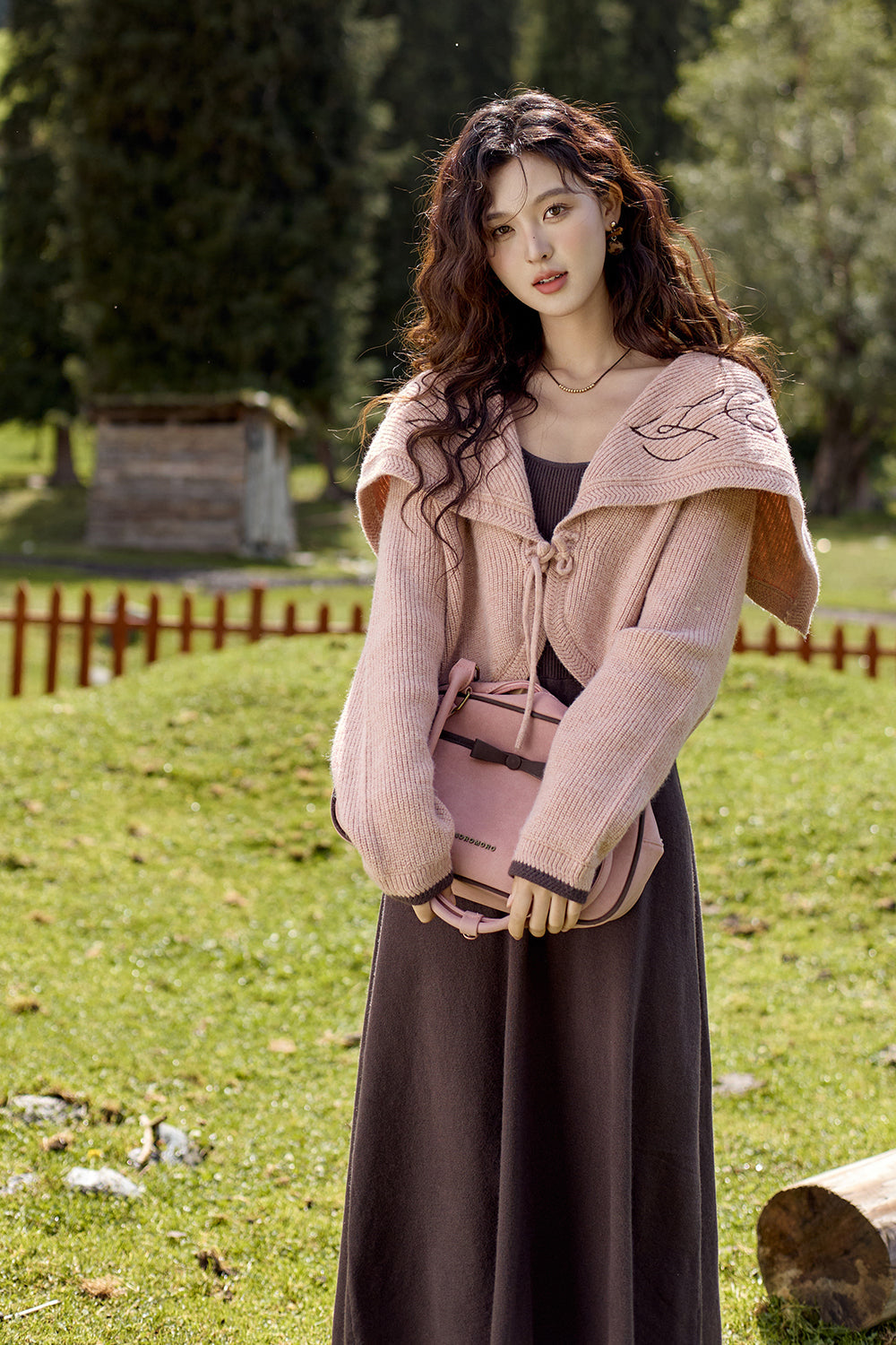 ชุดเดรสสายเดี่ยวและเสื้อโค้ท ขายแยกกัน