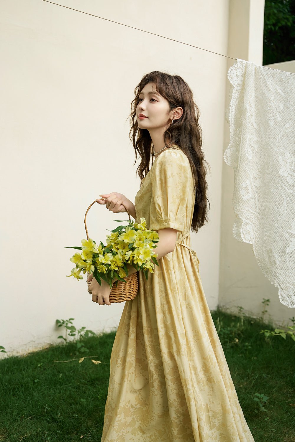 Gaun Maxi Kuning untuk Wanita