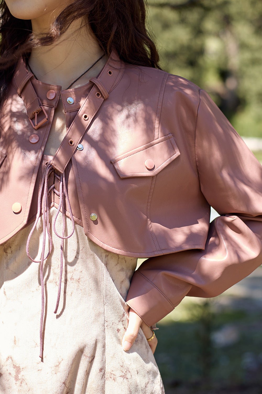 ชุดเดรสสายเดี่ยวและเสื้อโค้ท ขายแยกกัน