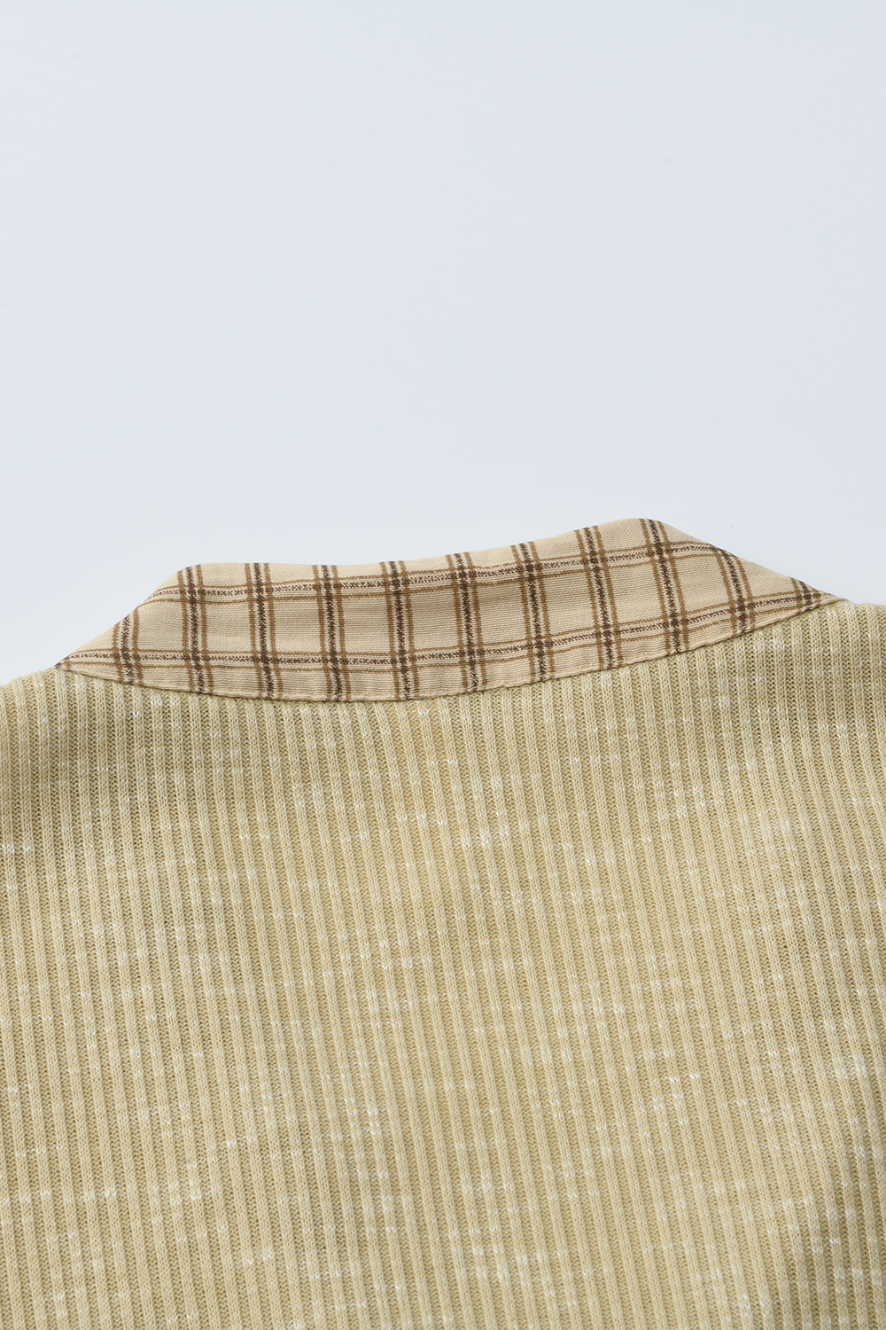 女性のためのニットシャツ