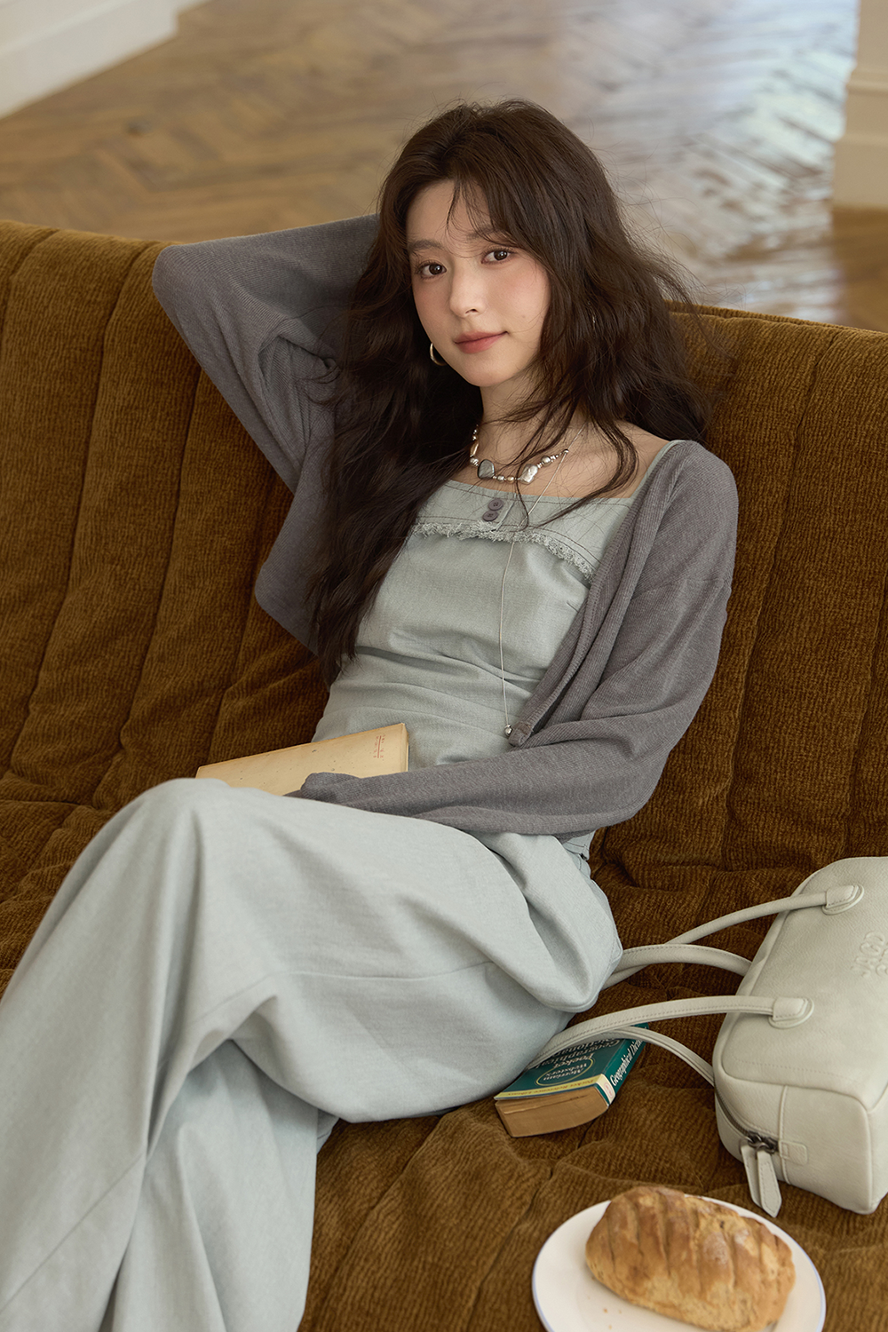 Bộ dây đeo và áo khoác cardigan được bán riêng
