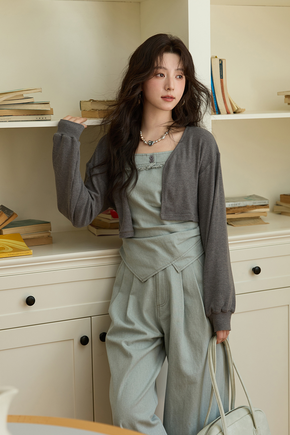 Bộ dây đeo và áo khoác cardigan được bán riêng