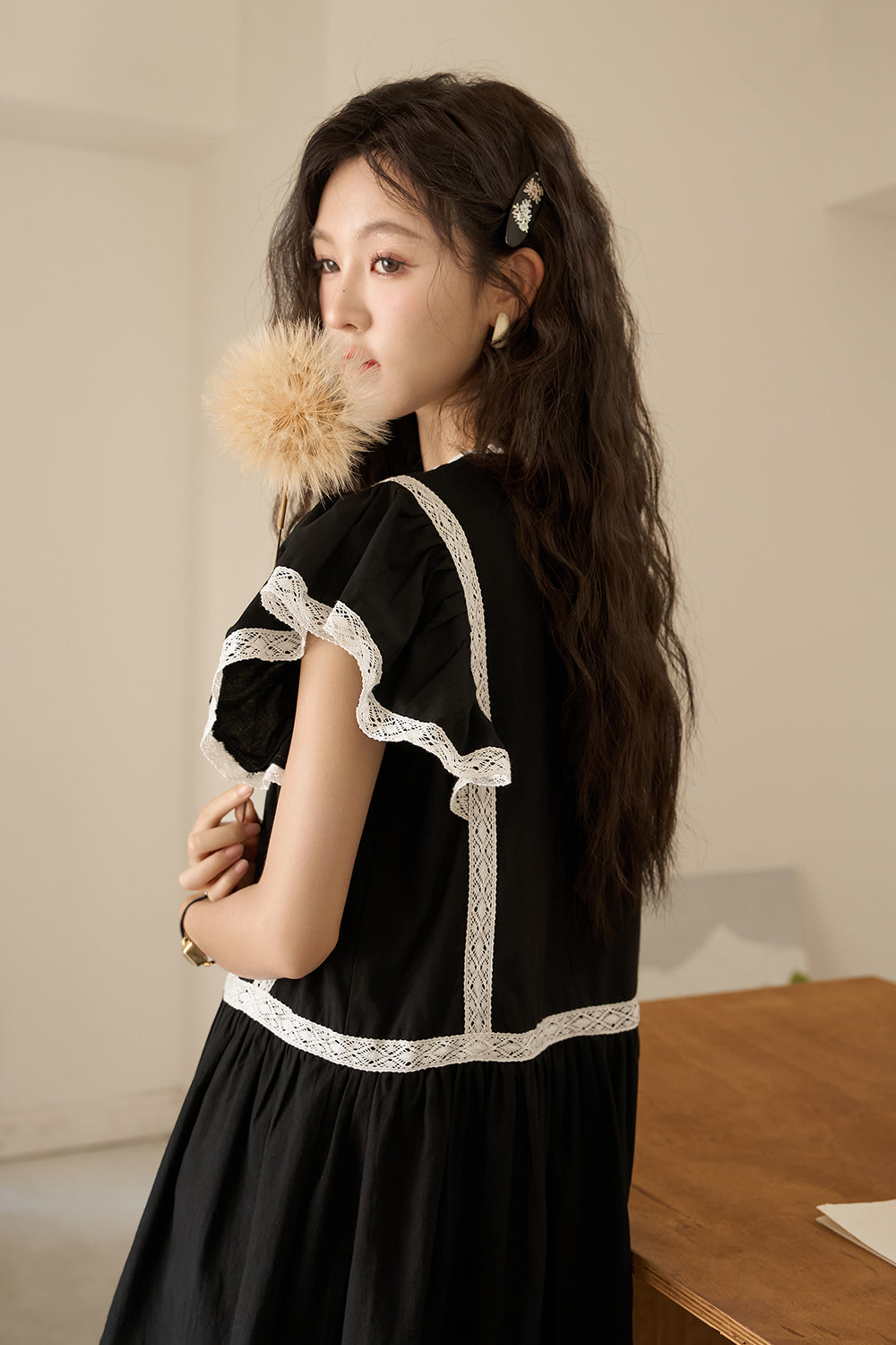 女性のためのAラインのミディドレス