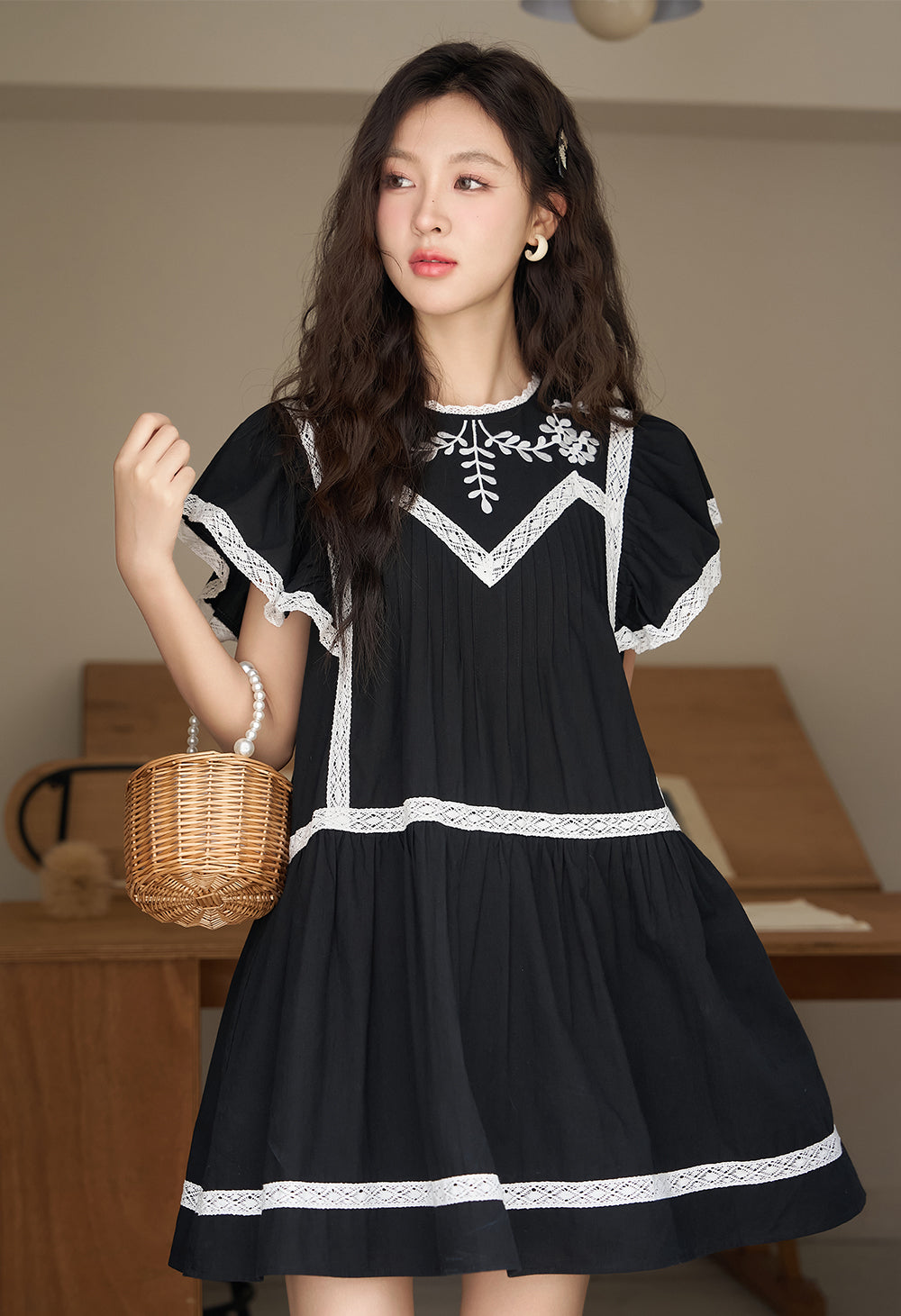 女性のためのAラインのミディドレス