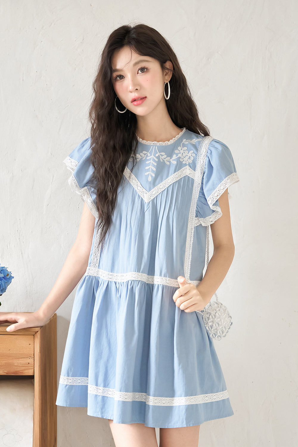 女性のためのAラインのミディドレス