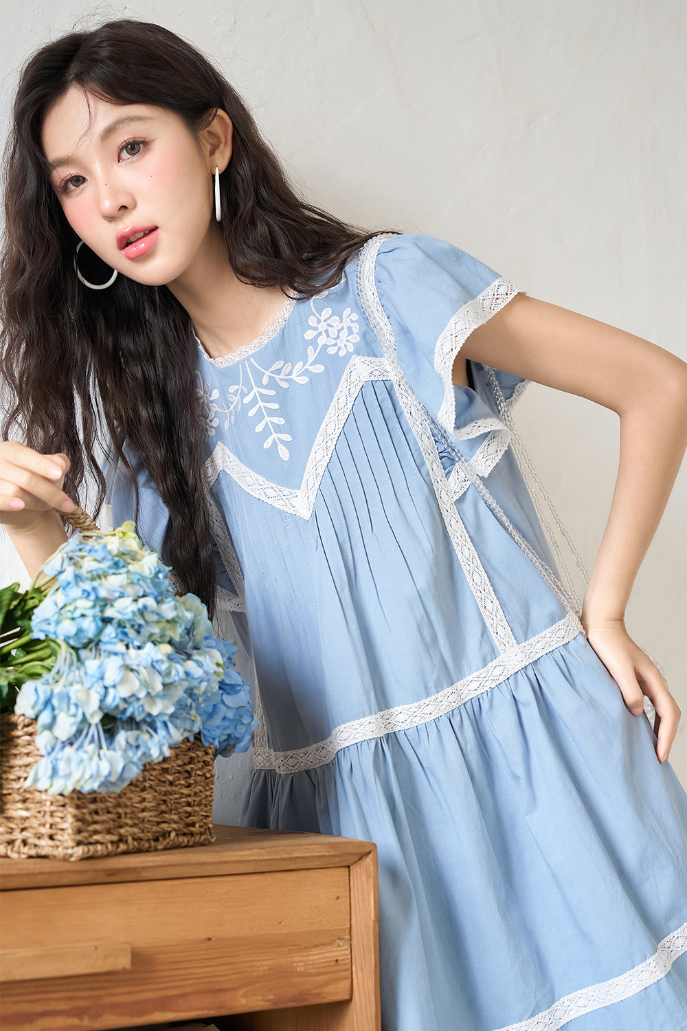 女性のためのAラインのミディドレス