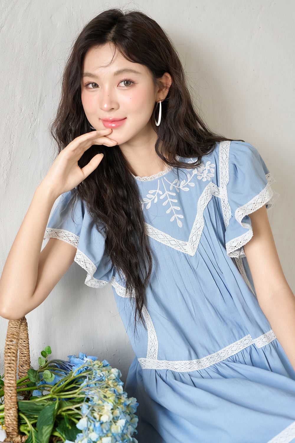 女性のためのAラインのミディドレス