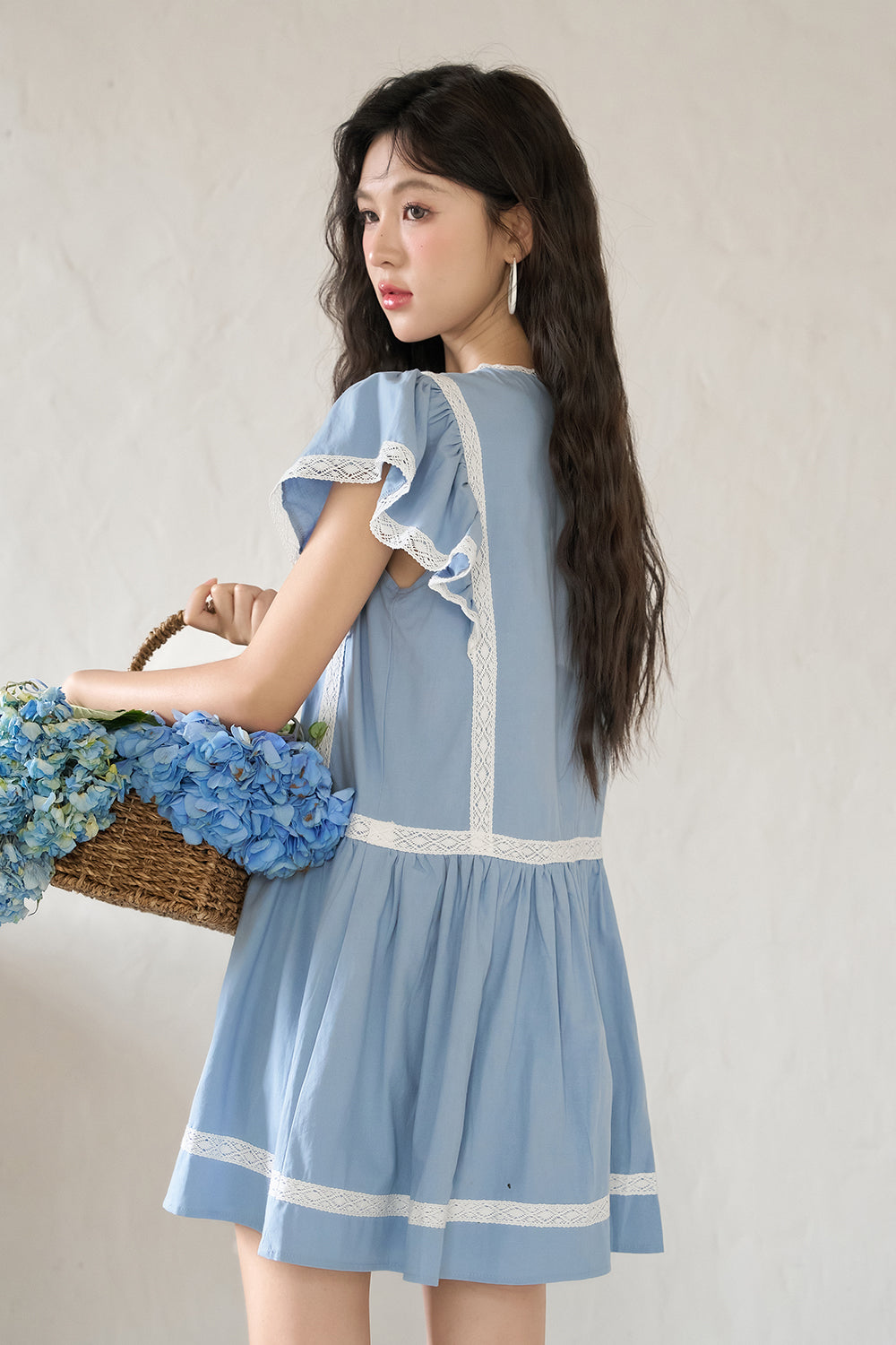 女性のためのAラインのミディドレス