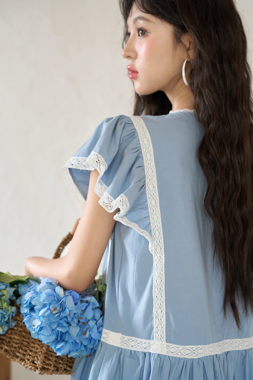女性のためのAラインのミディドレス