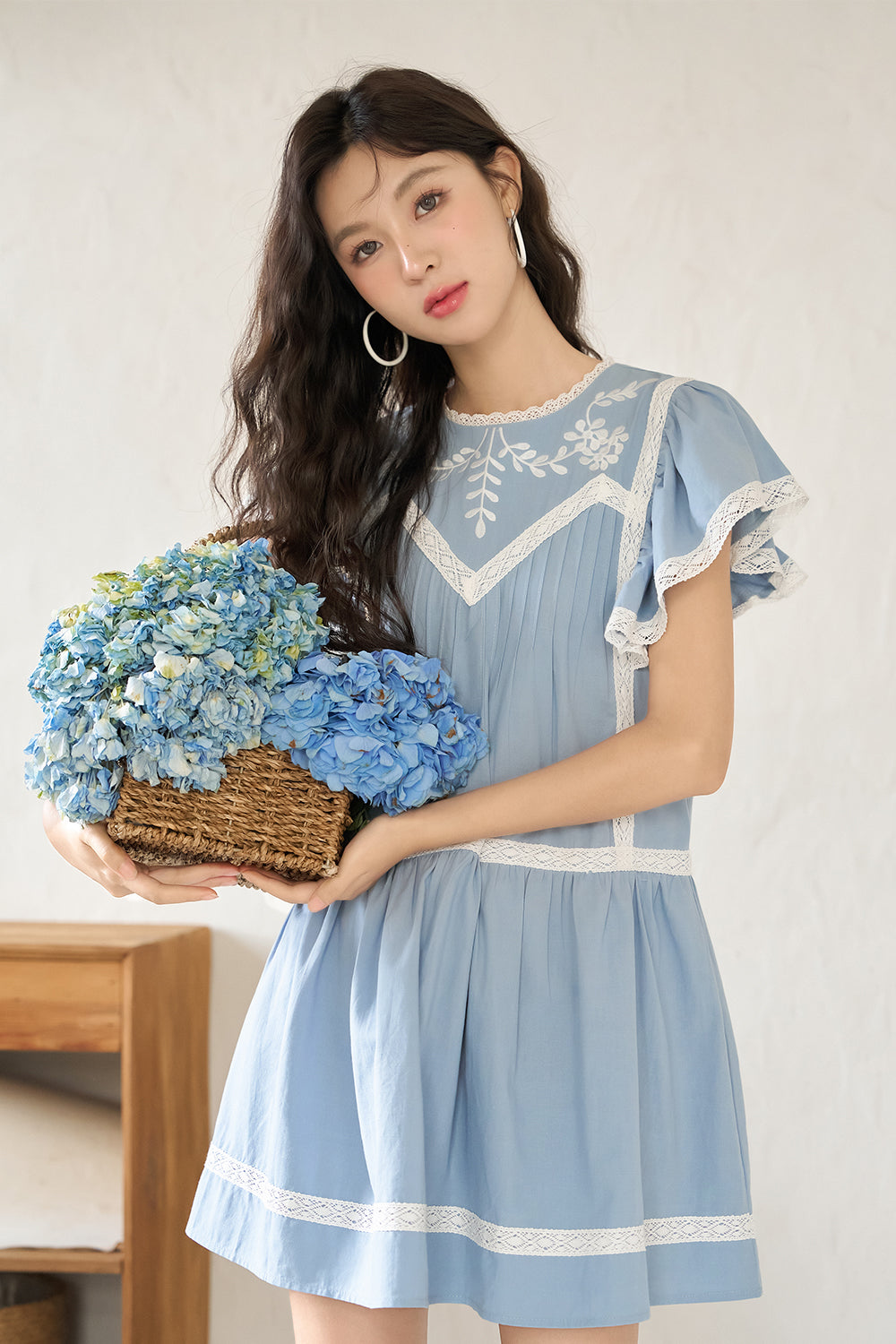 女性のためのAラインのミディドレス