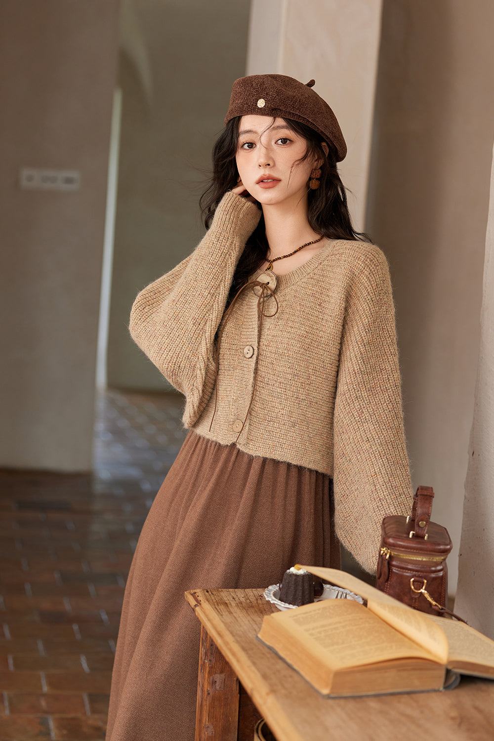 Bộ váy và áo khoác dây mảnh được bán riêng