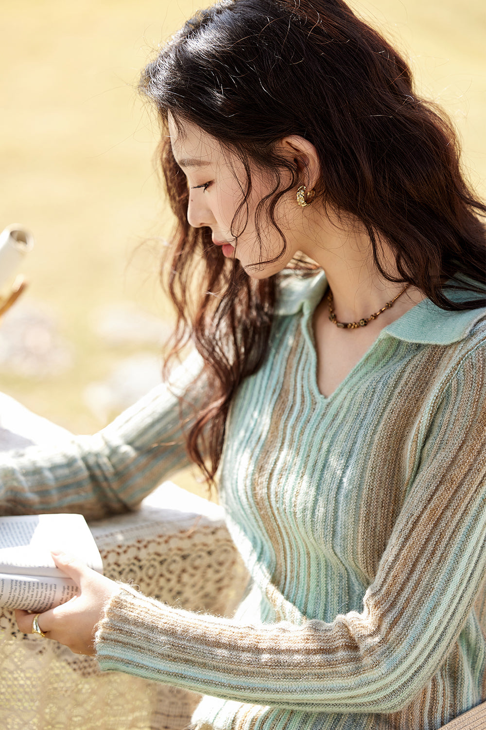 女性のためのニットシャツ