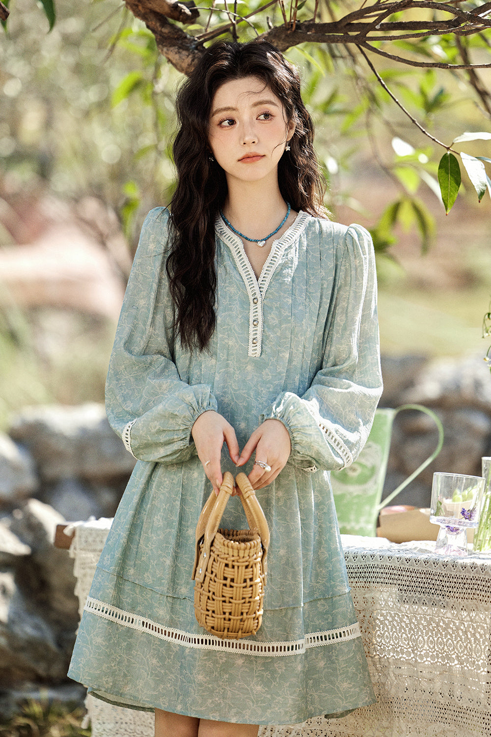 女性のためのAラインのミディドレス