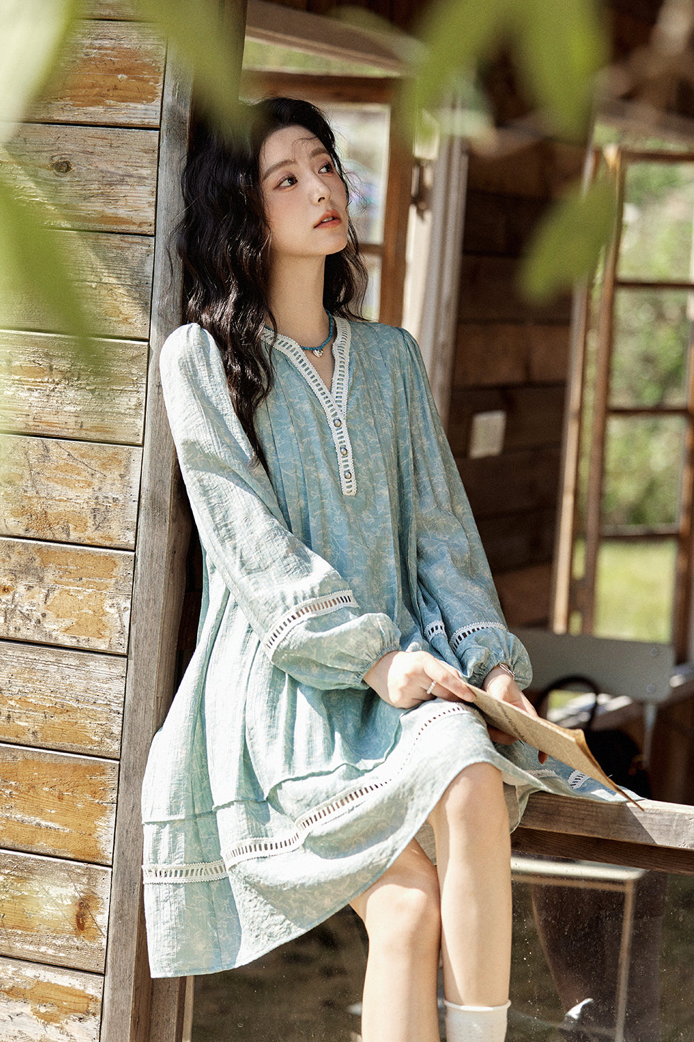女性のためのAラインのミディドレス