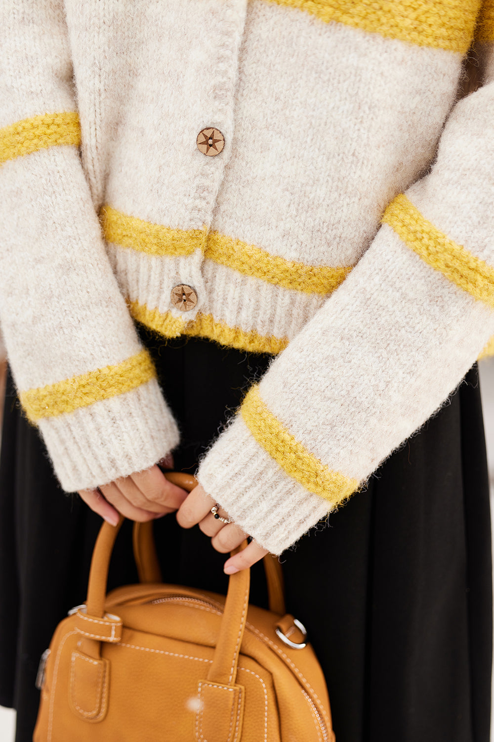 女性のためのニットシャツ