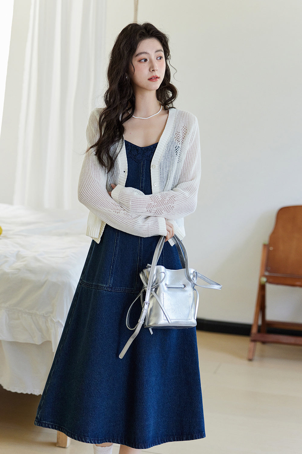 Bộ váy và áo khoác dây mảnh được bán riêng
