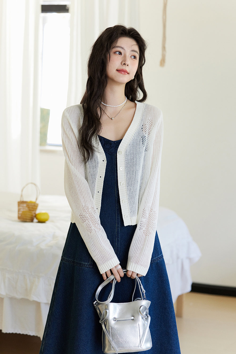 Bộ váy và áo khoác dây mảnh được bán riêng