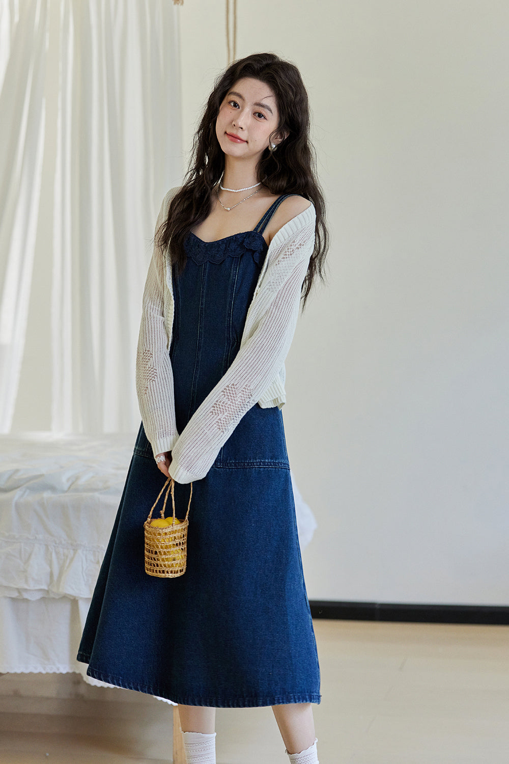 Bộ váy và áo khoác dây mảnh được bán riêng