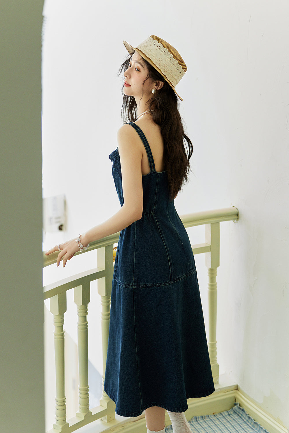 Bộ váy và áo khoác dây mảnh được bán riêng
