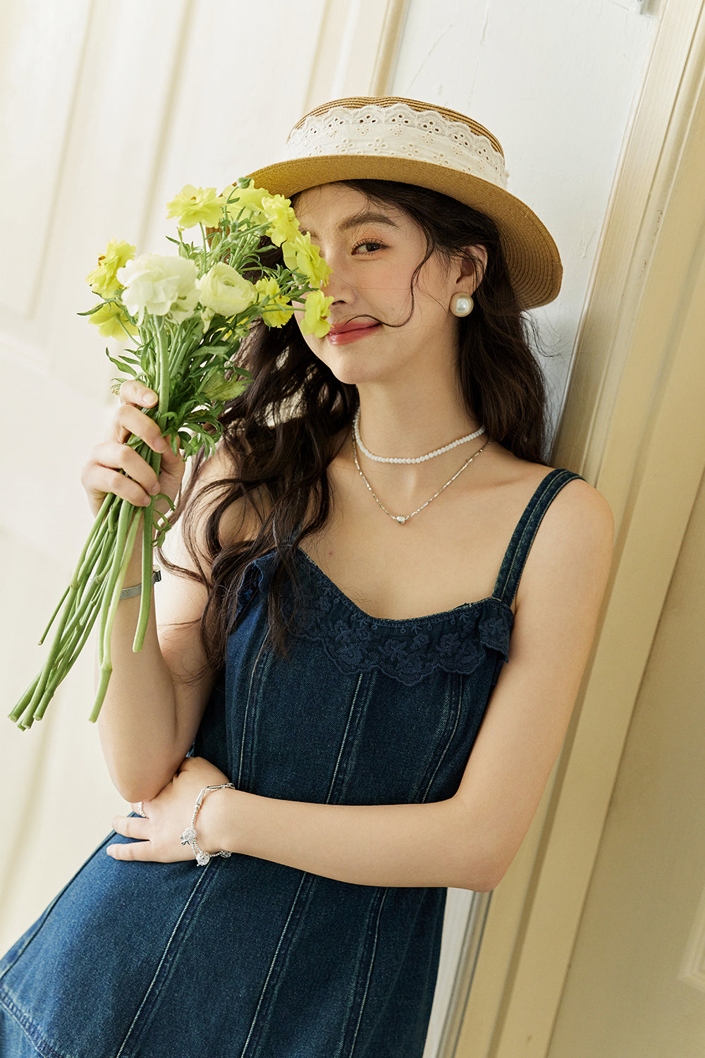 Bộ váy và áo khoác dây mảnh được bán riêng