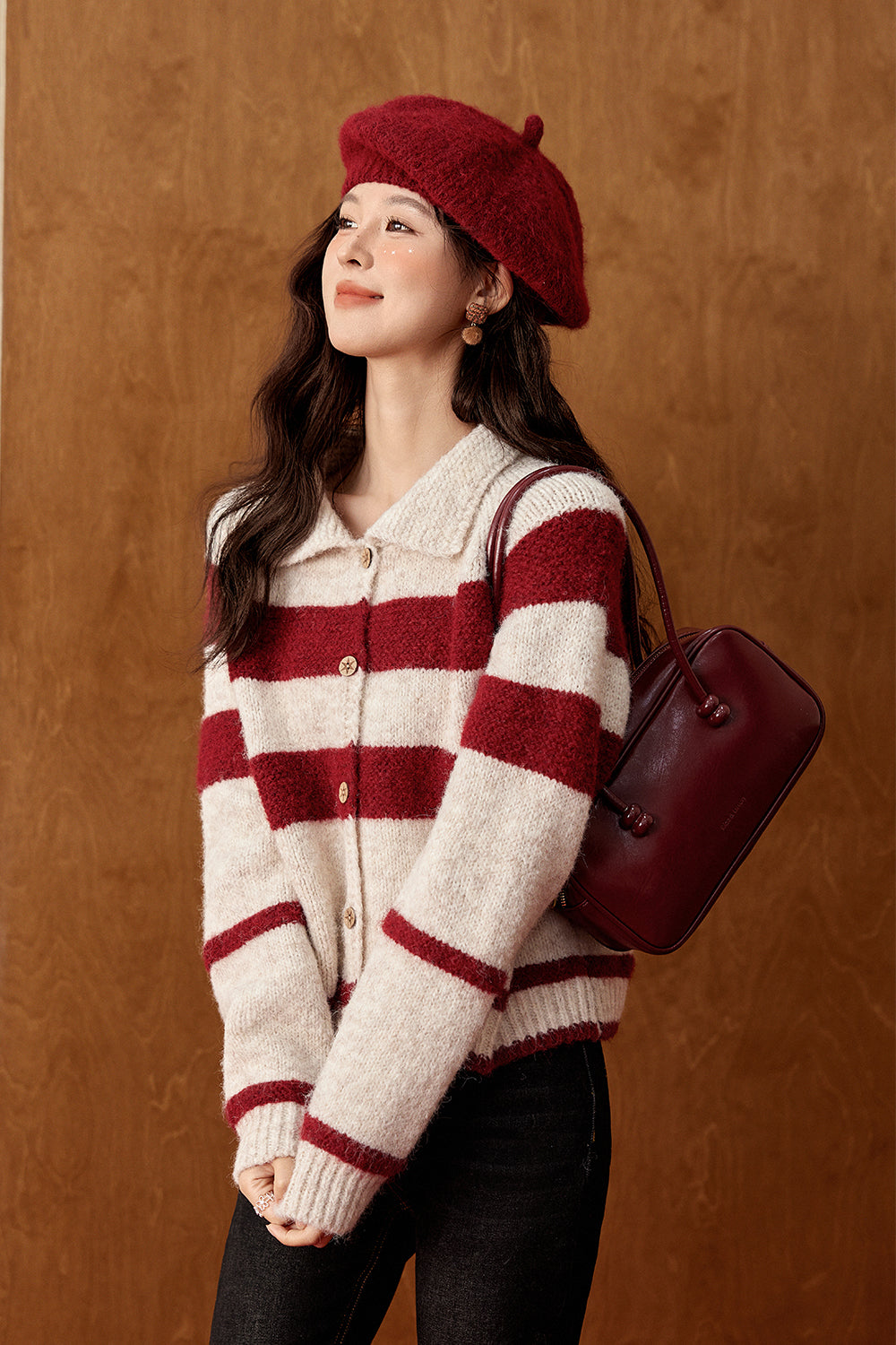 女性のためのニットシャツ