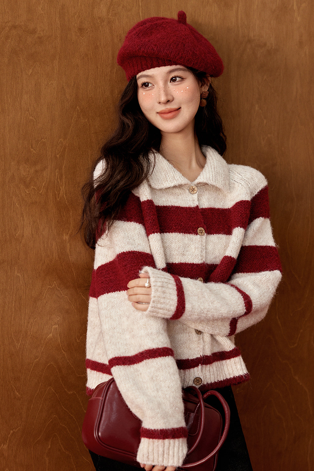 女性のためのニットシャツ