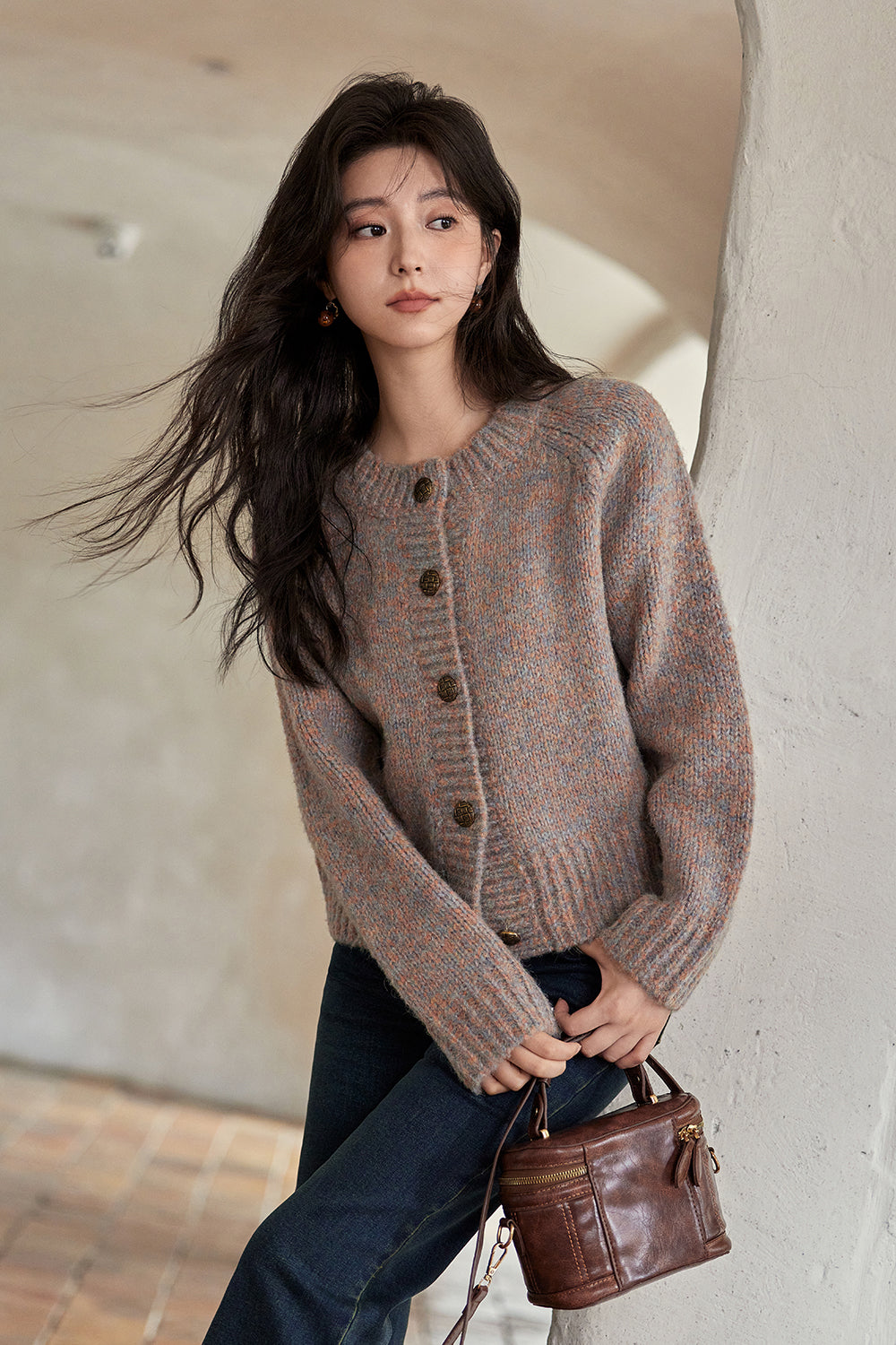 女性のためのニットシャツ