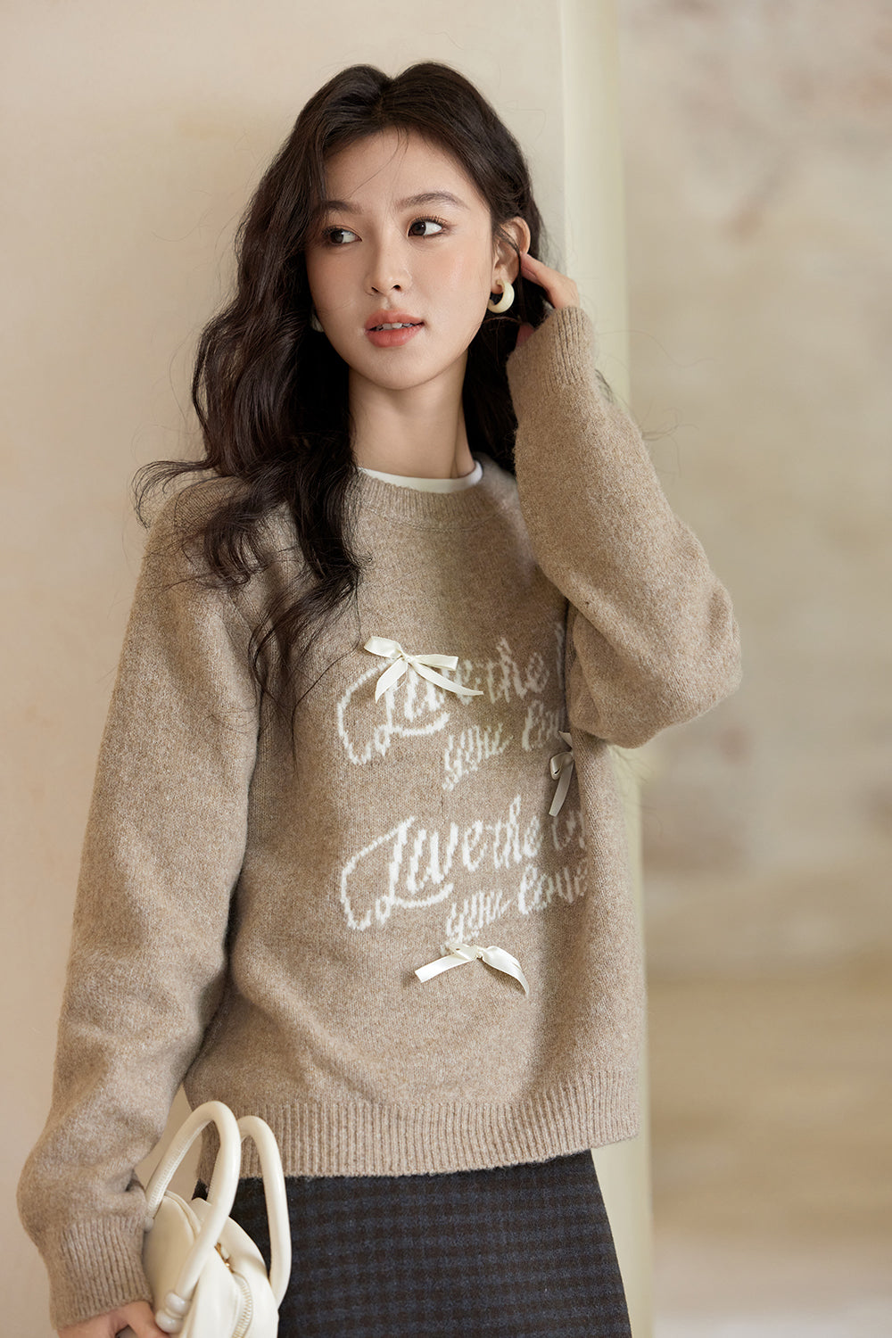 女性のためのニットシャツ