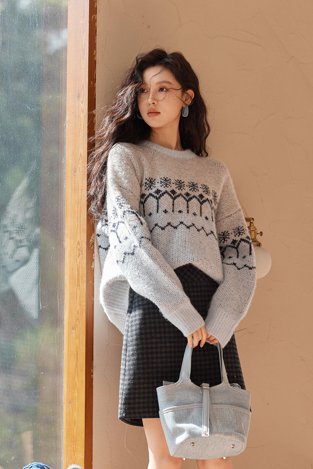 女性のためのニットシャツ