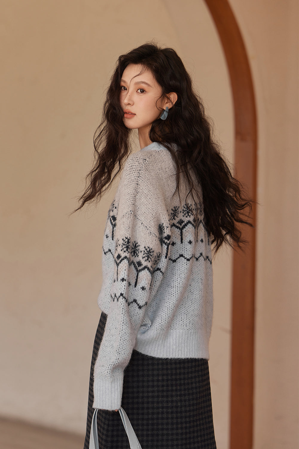 女性のためのニットシャツ