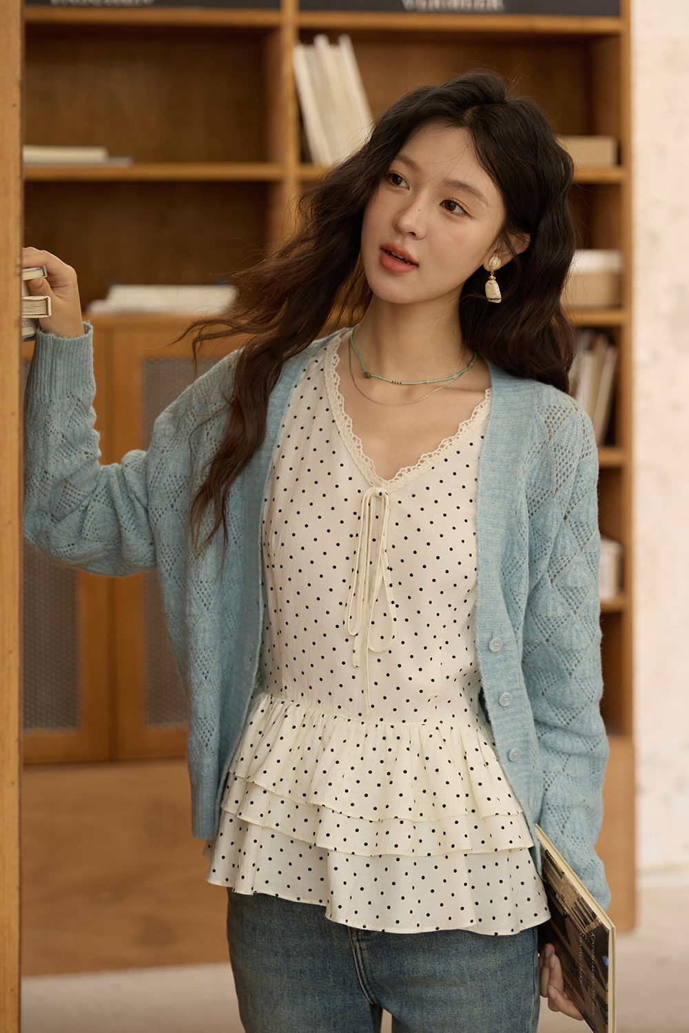 女性のためのニットシャツ