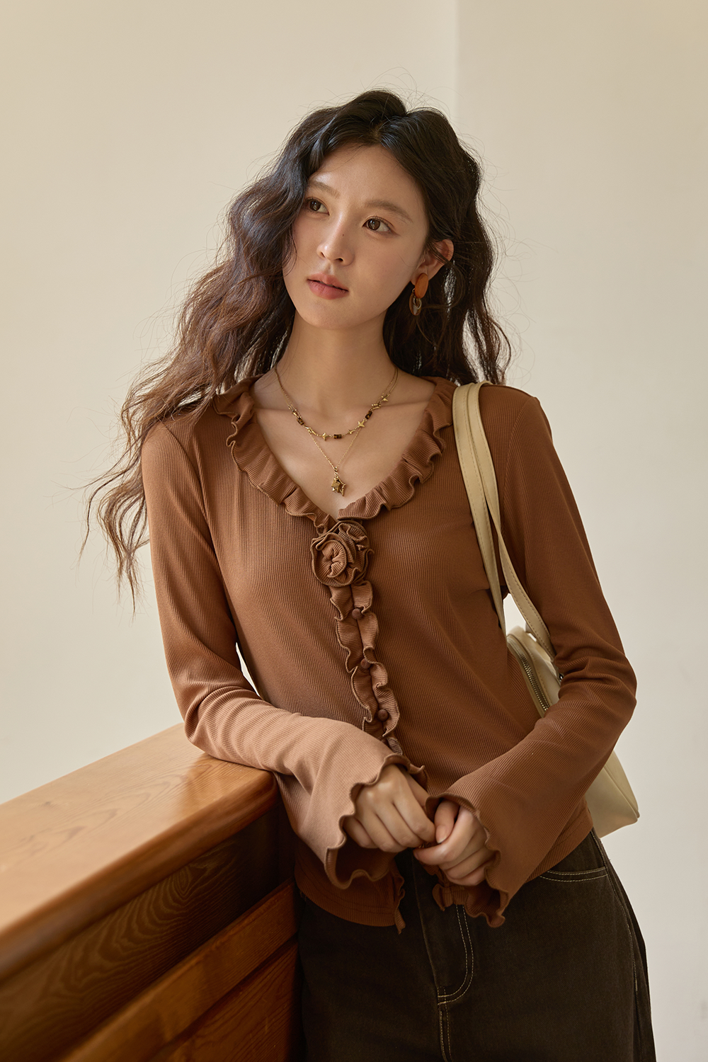 女性のためのニットシャツ