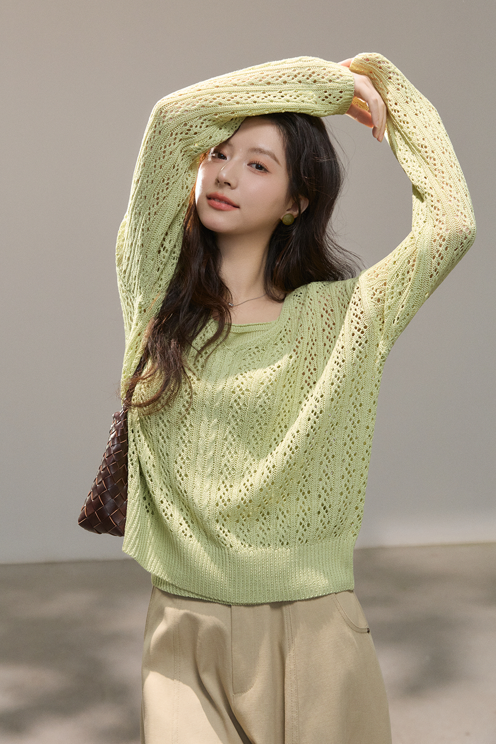 女性のためのニットシャツ