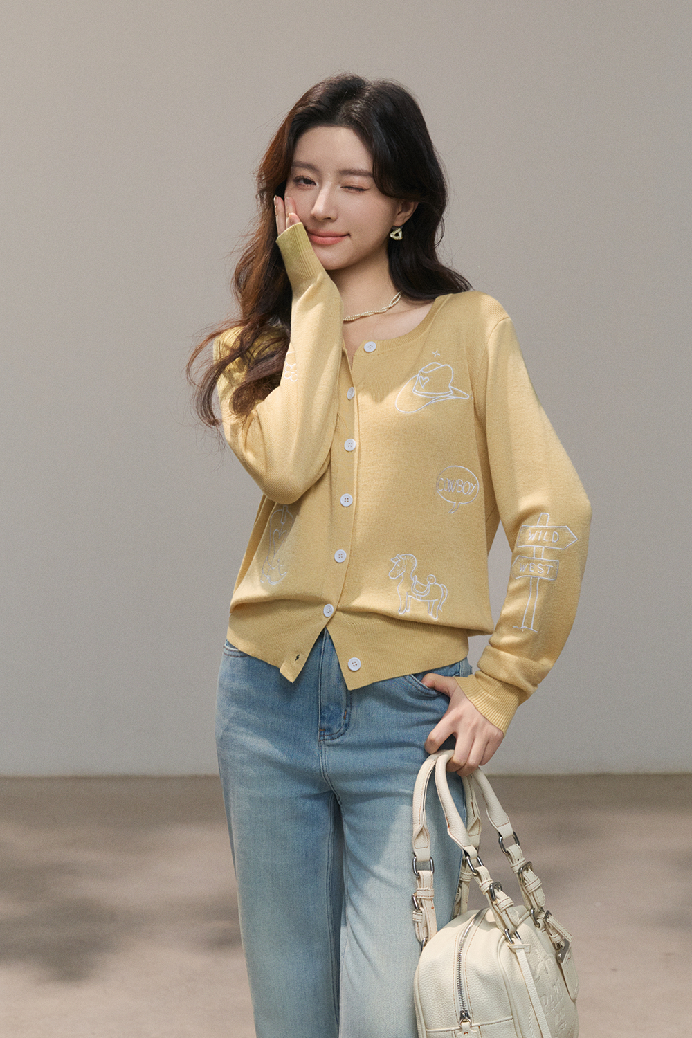 女性のためのニットシャツ