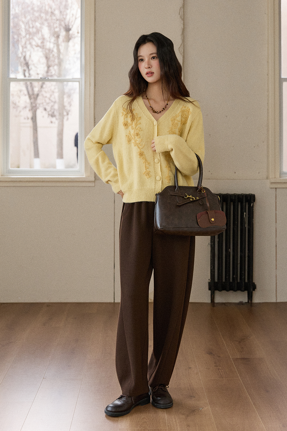 女性のためのニットシャツ