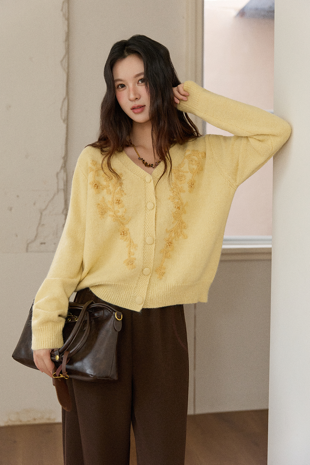 女性のためのニットシャツ