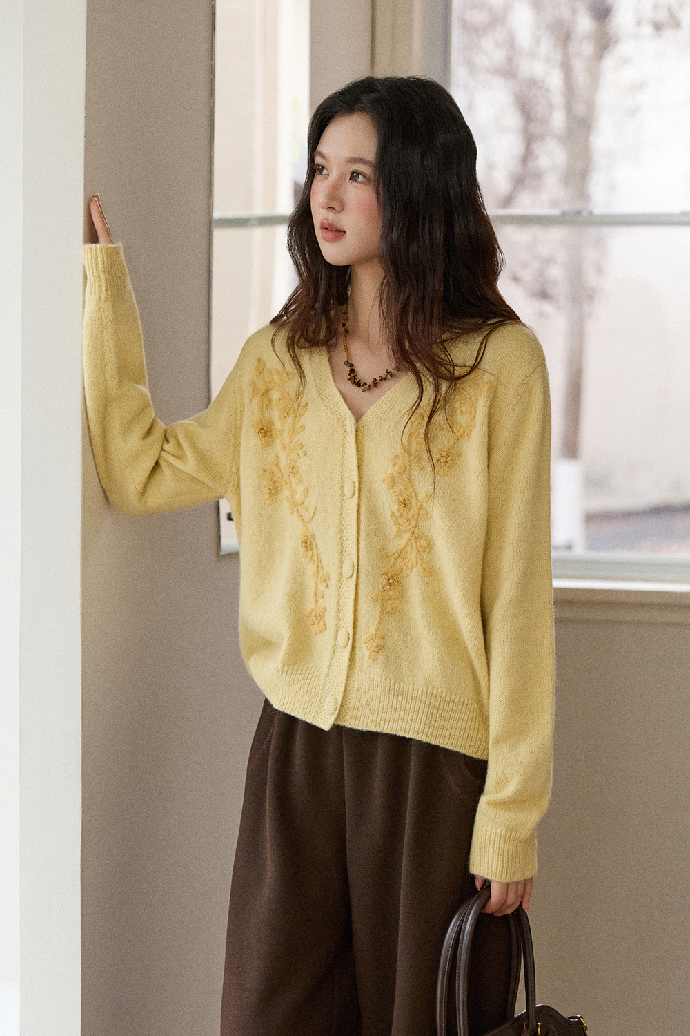 女性のためのニットシャツ