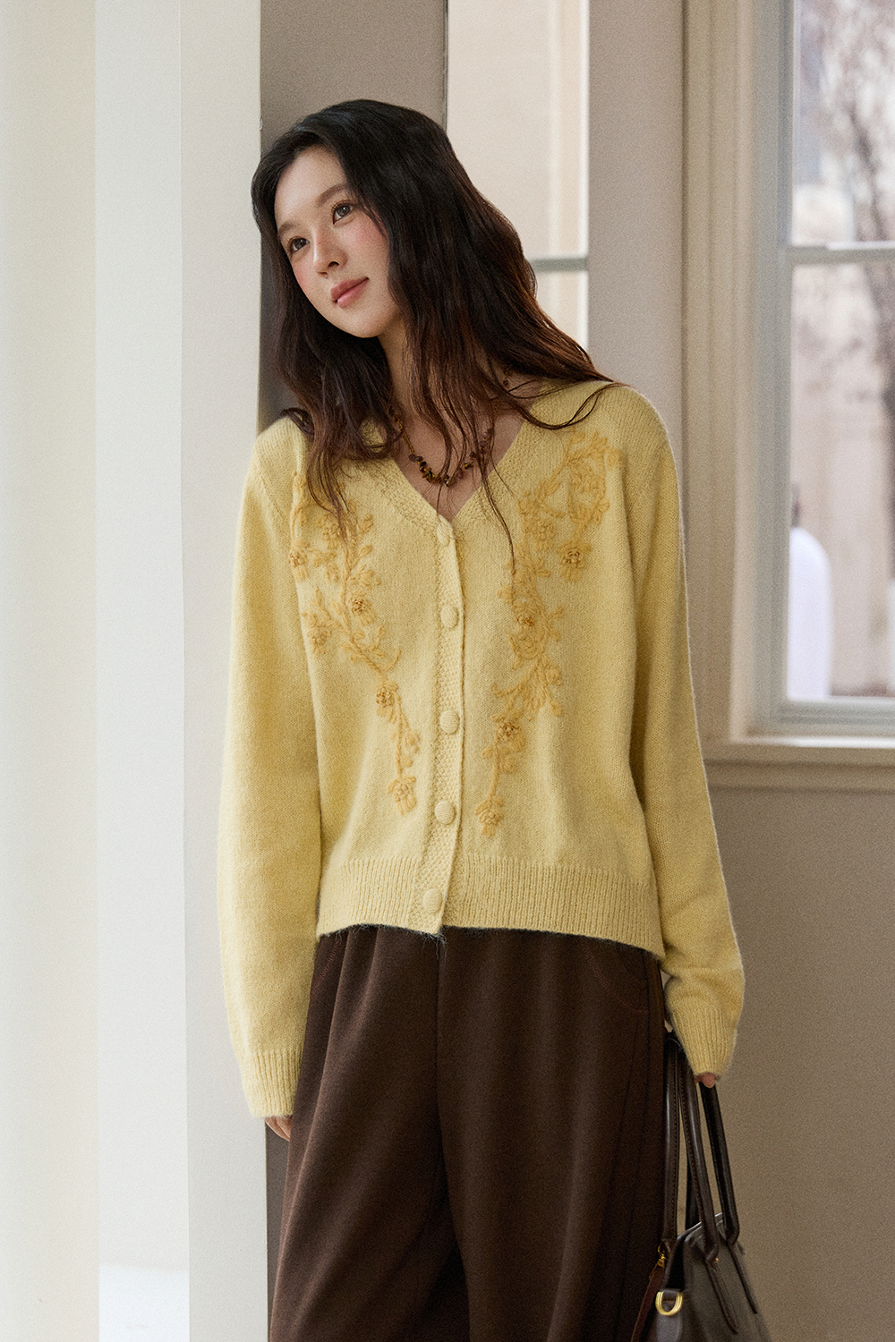 女性のためのニットシャツ